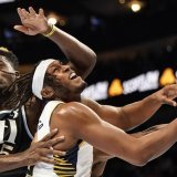 Clint Capela (à gauche) au duel avec Myles Turner. KEYSTONE/AP/Mike Stewart